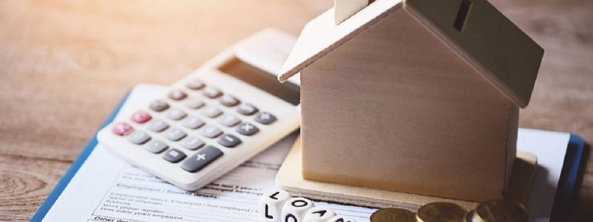 Hypotéky zlevňují, fixujte úroky na co nejkratší dobu, radí odborníci